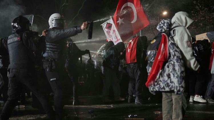 La Festnahme von Istanbuls Bürgermeister Ekrem Imamoglu treibt die Menschen auf die Straßen.