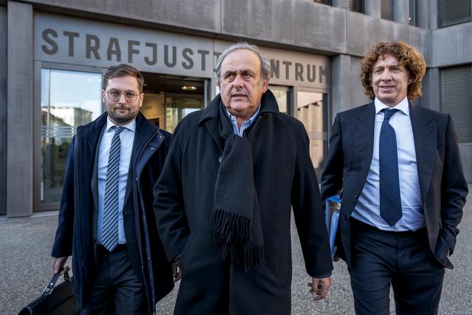 Michel Platini avec son avocat Dominic Nellen, sort du tribunal de Muttenz (Suisse) ; le 3 mars 2025.
