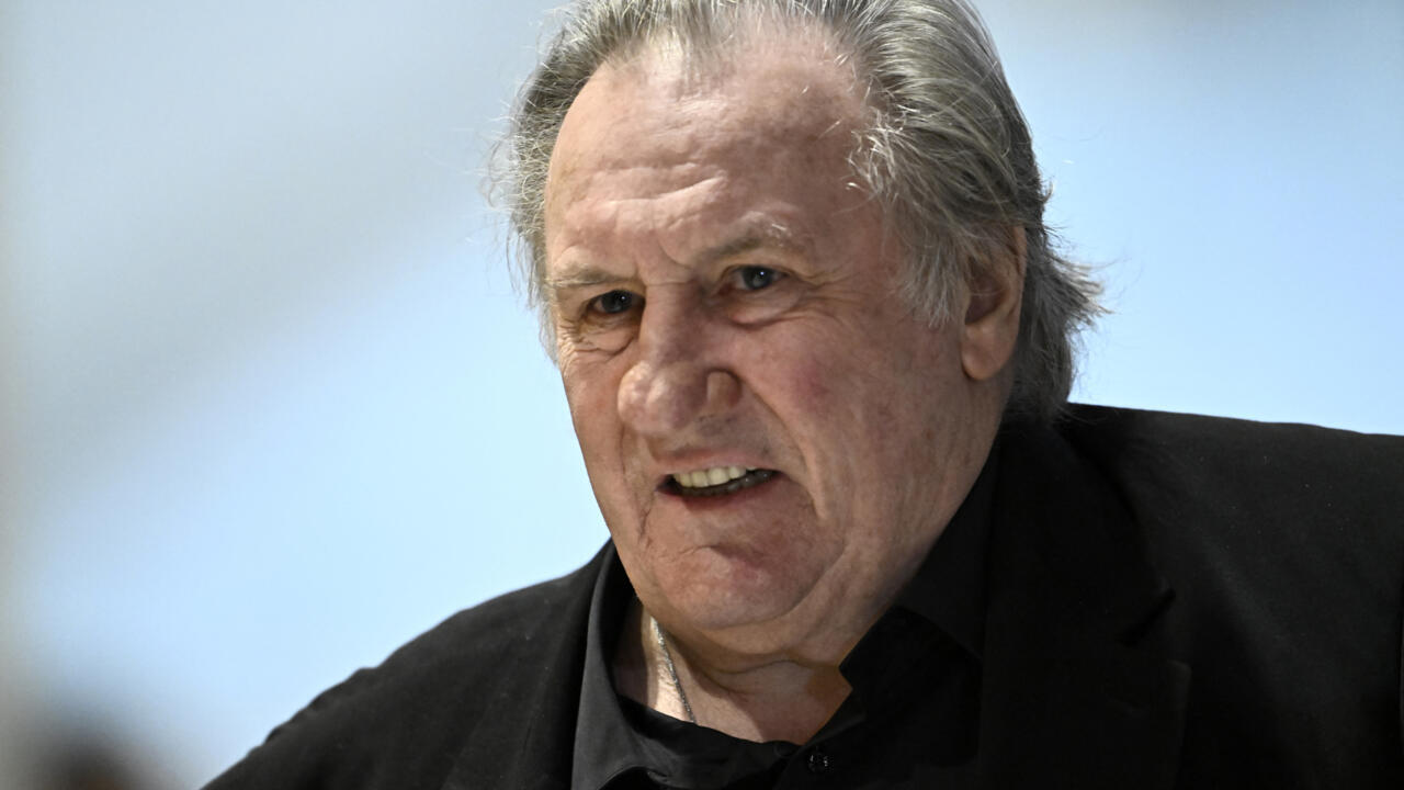 Gérard Depardieu arrive pour son procès à Paris.