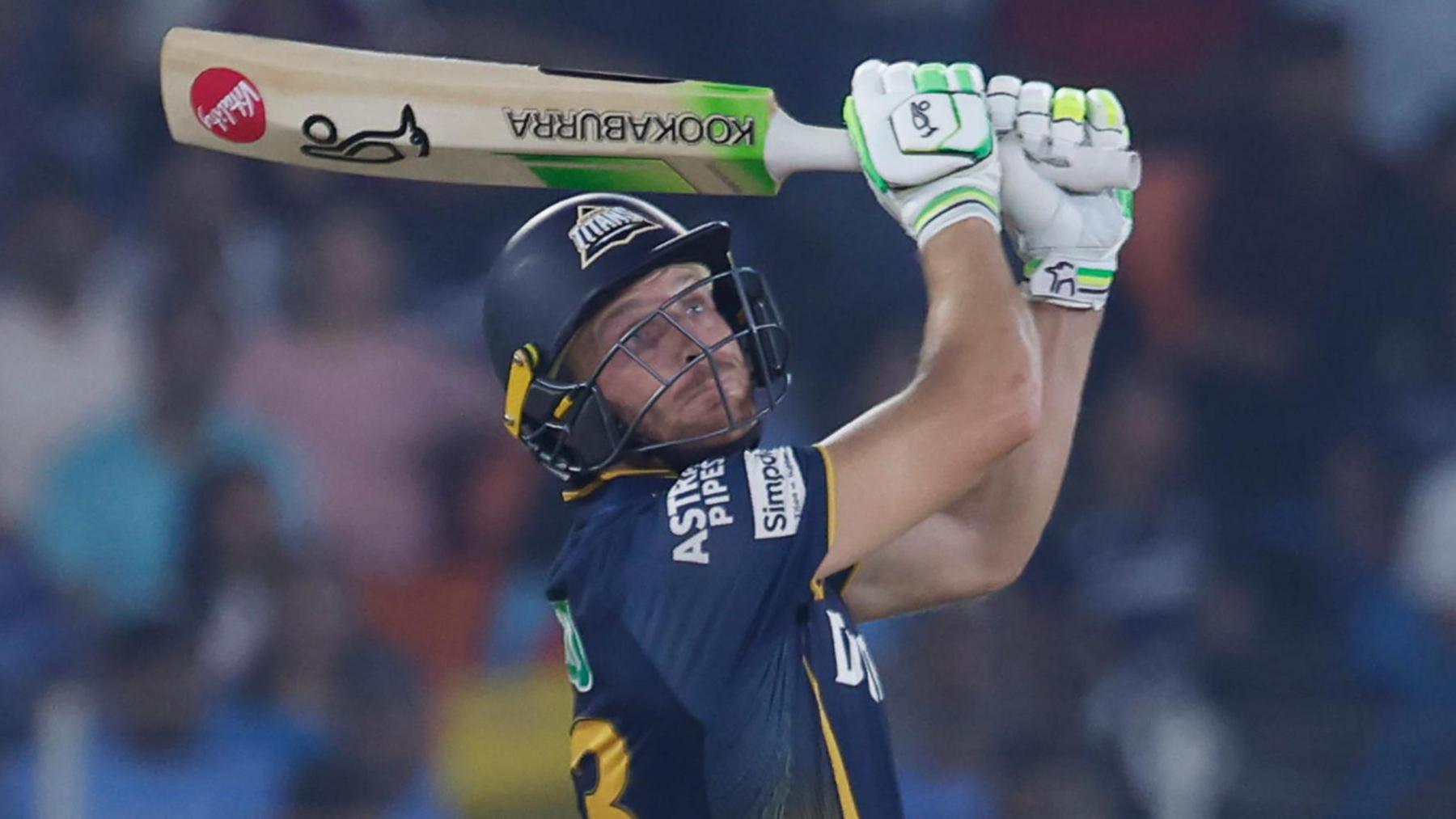 Jos Buttler joue un tir expansive pour les Gujarat Titans contre les Punjab Kings