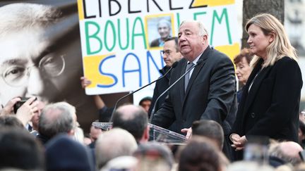 Le président du Sénat, Gérard Larcher, et la présidente de l'Assemblée nationale, Yaël Braun-Pivet, participent à un rassemblement de soutien à Boualem Sansal, à Paris, le 25 mars.