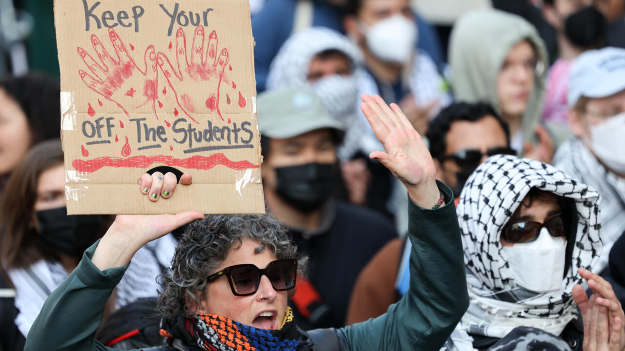 Des militants pro-palestiniens manifestent devant l'université de Columbia en soutien à Mahmoud Khalil, le 14 mars 2025 à New York.