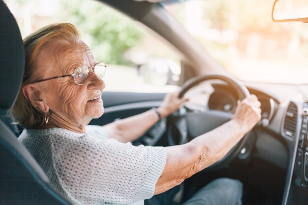 Femme âgée conduisant une voiture.