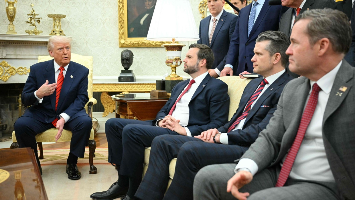 Donald Trump et ses conseillers dans le Bureau Ovale