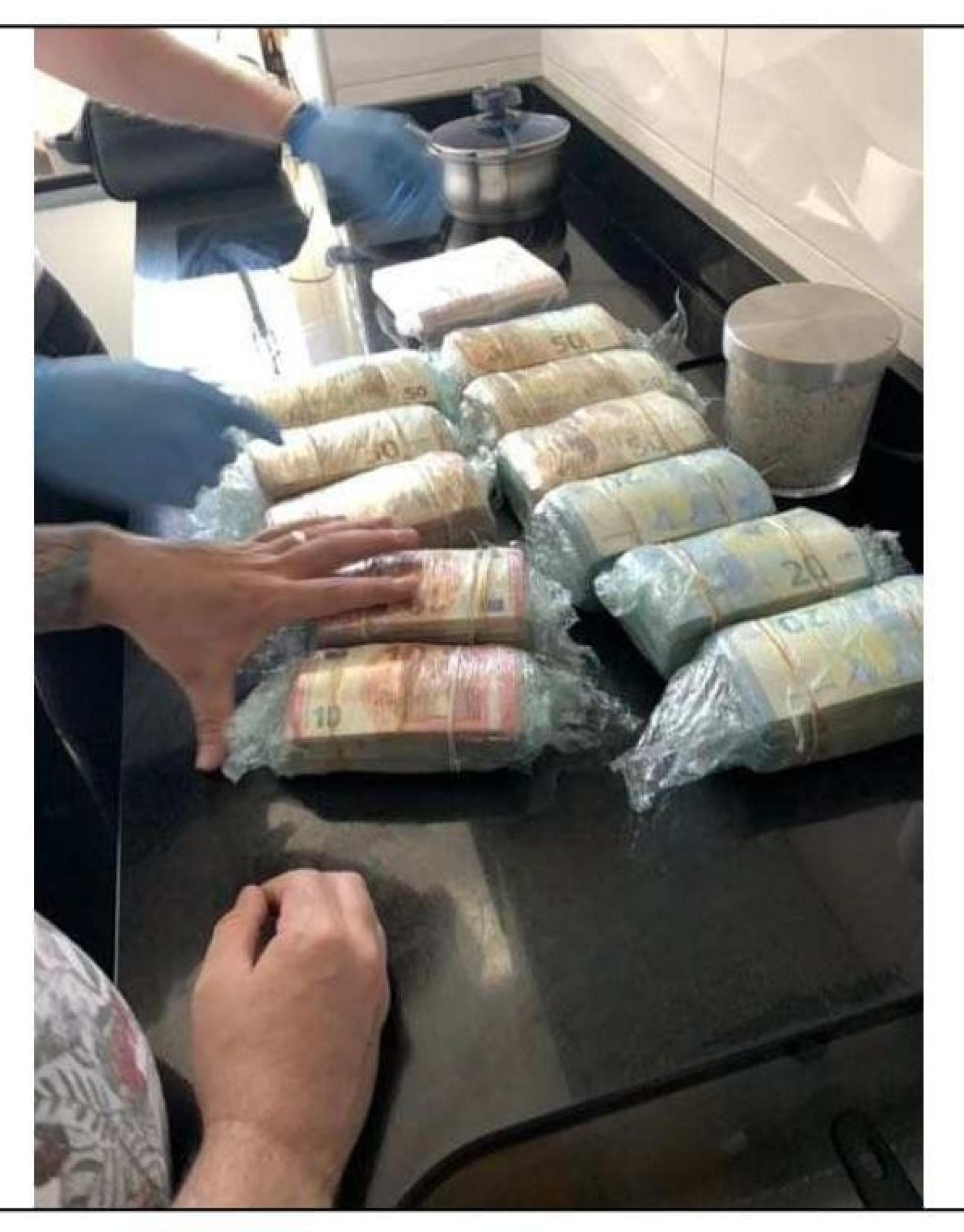 Les narcotrafiquants comptant de l'argent liquide.