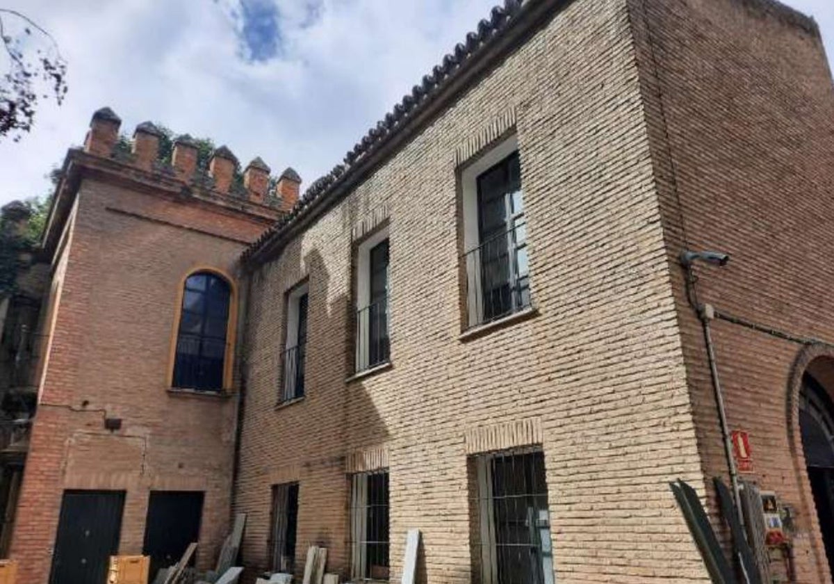 Vue de la façade latérale gauche de la Casa del Inglés dans le Real Alcázar de Séville