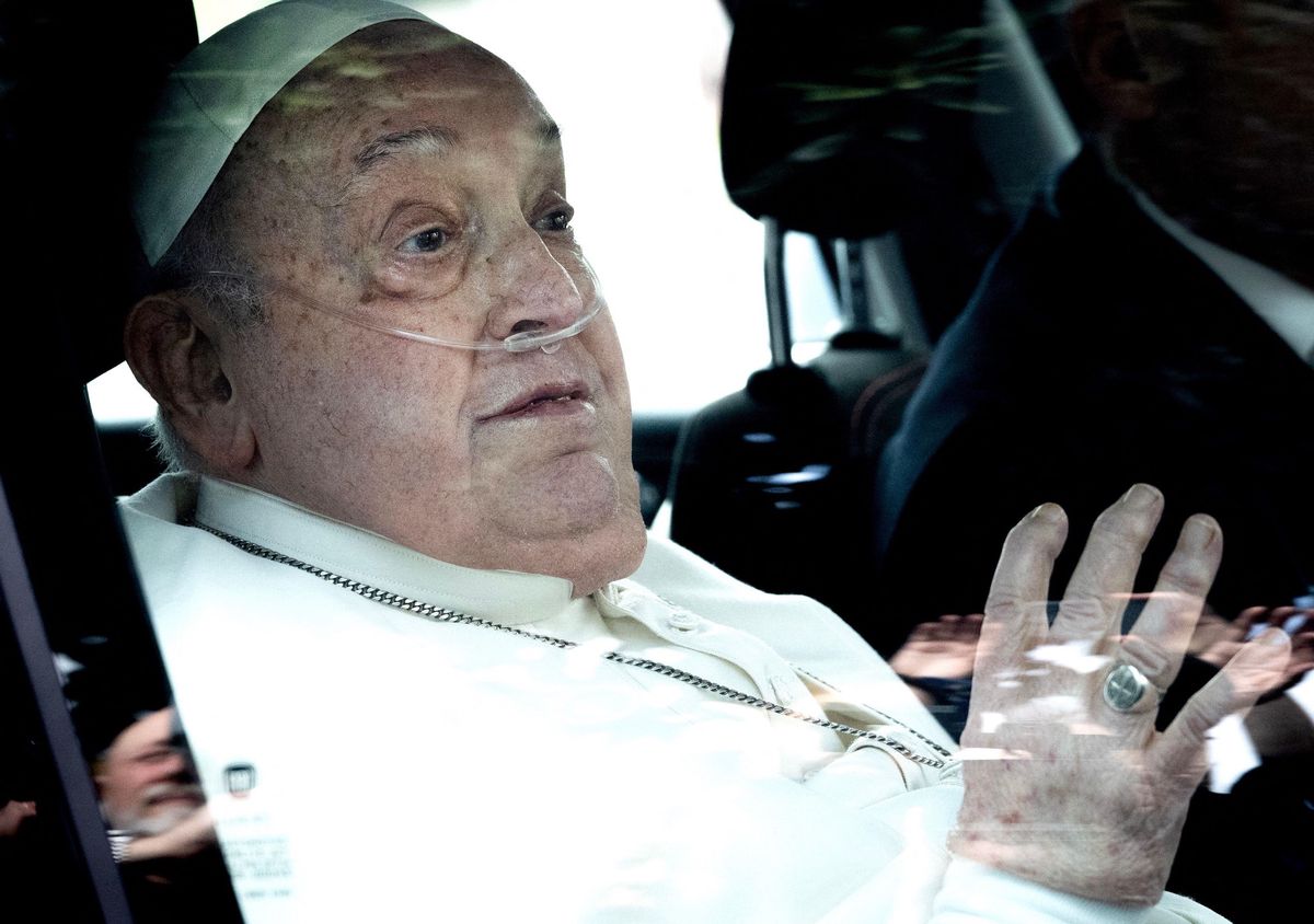 Papst Franziskus quittant l'hôpital Gemelli à Rome après un traitement de pneumonie.