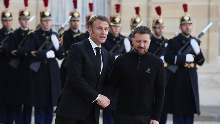 Macron a annoncé la livraison d'équipements militaires à l'Ukraine.
