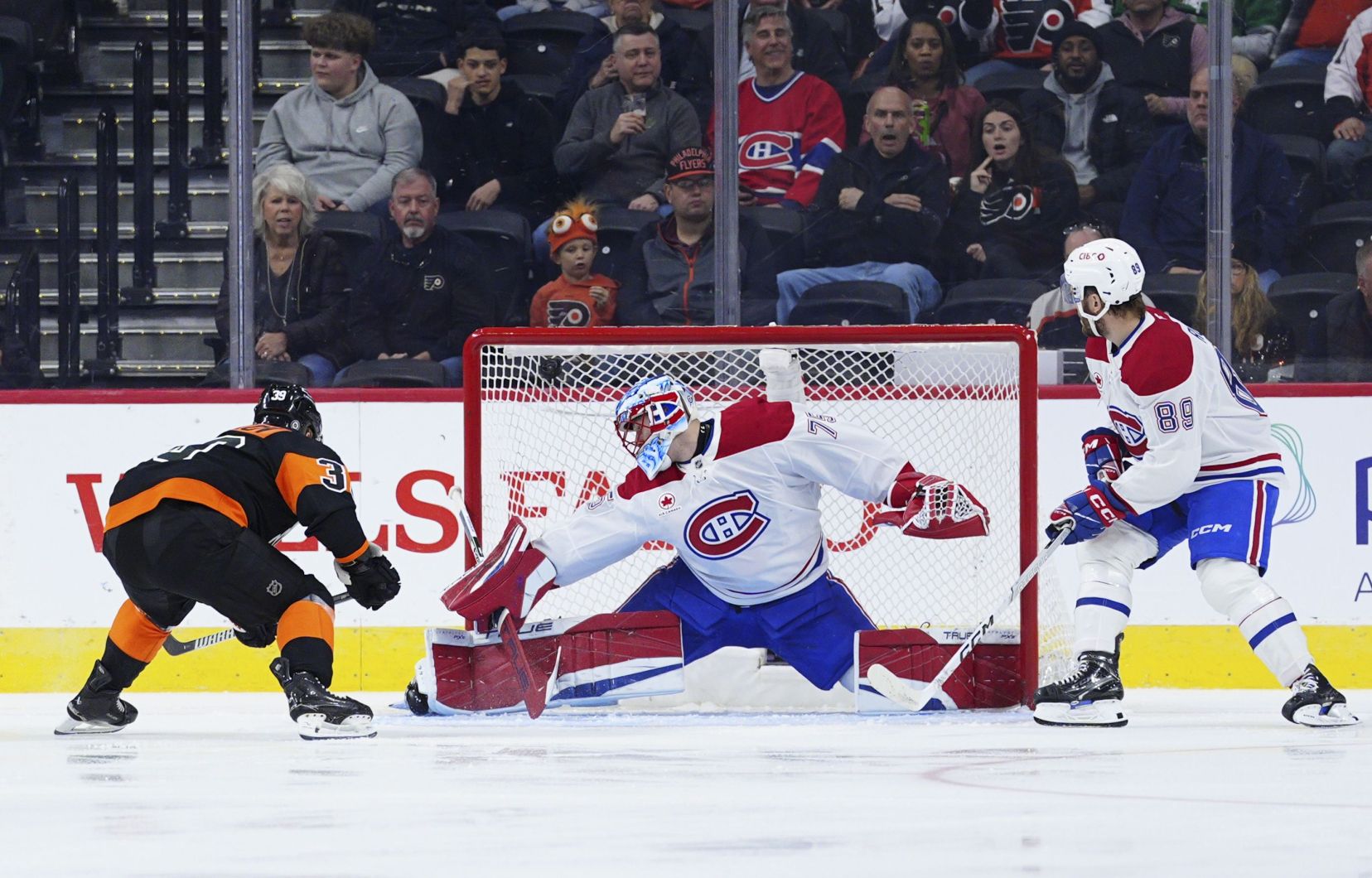 Le joueur des Flyers Philadelphie, Matvei Michkov, marque devant le gardien du Canadien de Montréal, Jakub Dobes, le jeudi 27 mars 2025.