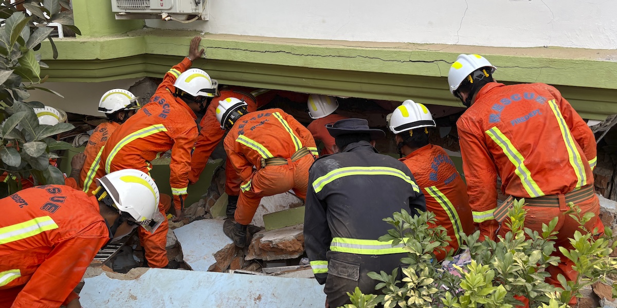 Soccorritori impegnati nelle ricerche sotto un palazzo dopo il terremoto in Myanmar