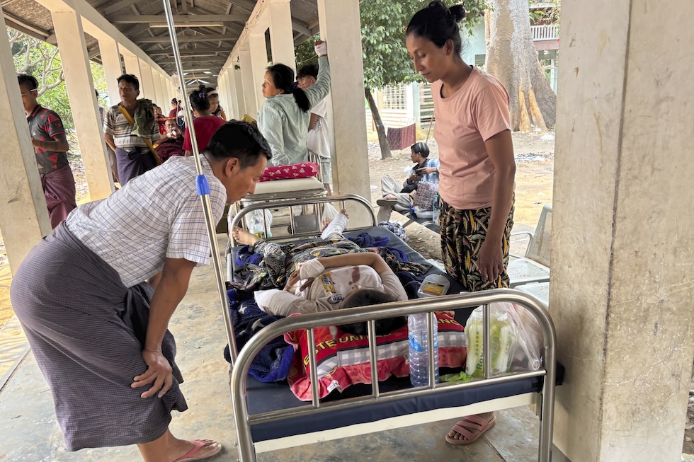 Pazienti fuori dall’ospedale di Naypyitaw, 29 marzo 2025