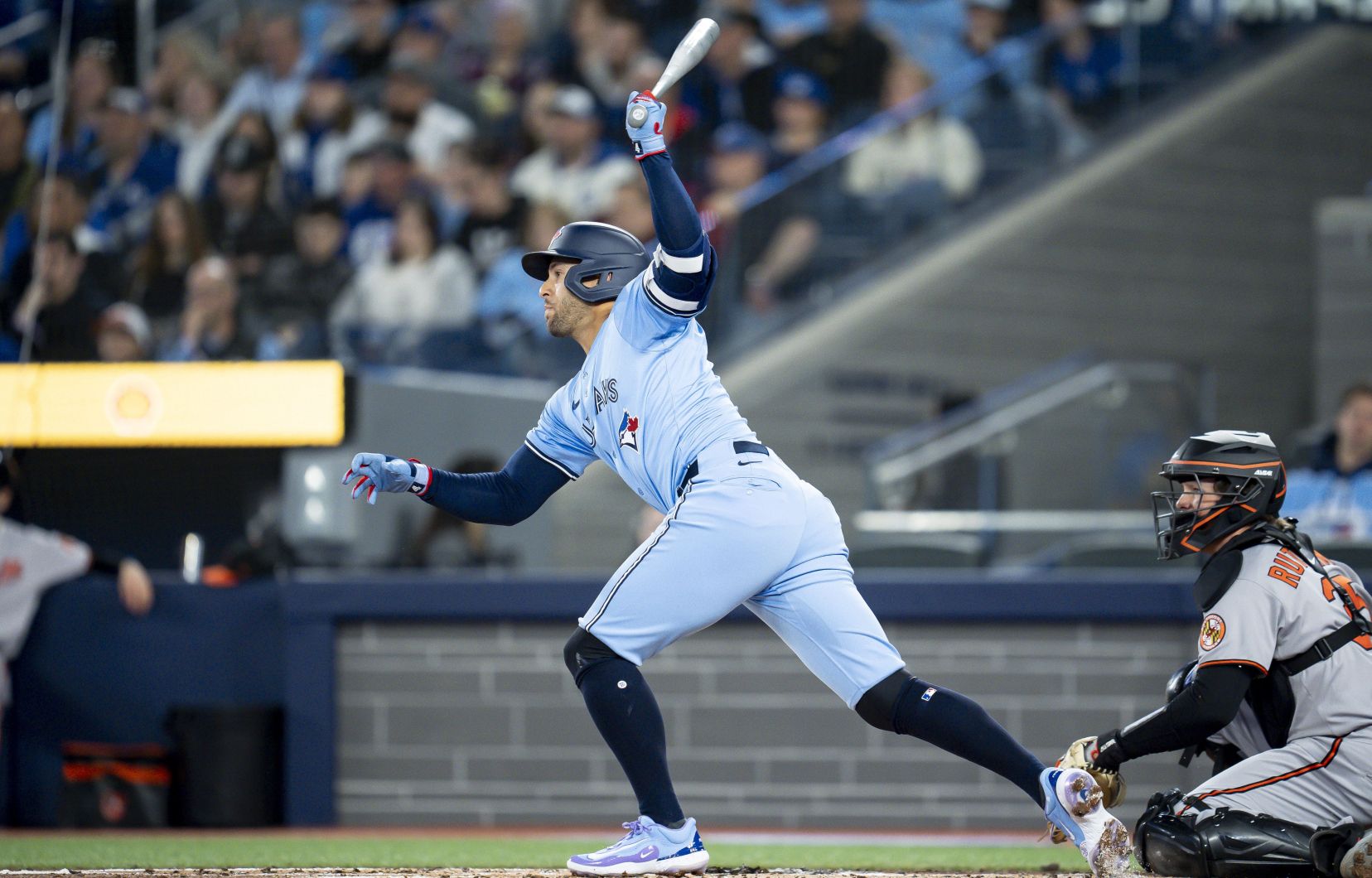 George Springer frappe un simple de deux points lors du match contre les Orioles de Baltimore.