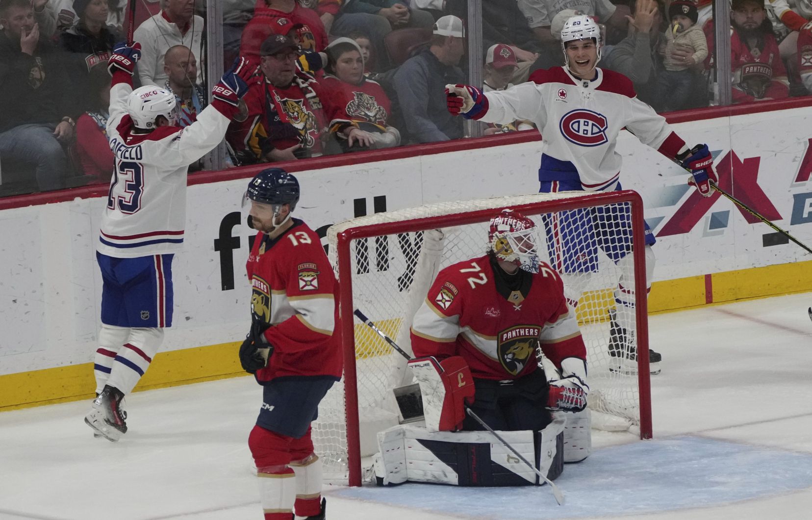 L'attaquant du Canadien de Montréal Juraj Slafkovský célèbre un but durant le match contre les Panthers de la Floride.