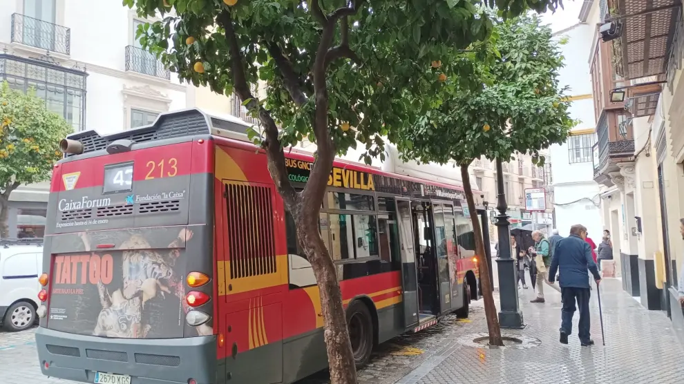 Des utilisateurs montent dans un bus Tussam