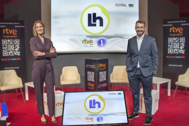 Silvia Intxaurrondo et Marc Sala, lors de la présentation de 'La Hora de la 1' au FesTVal de Vitoria.