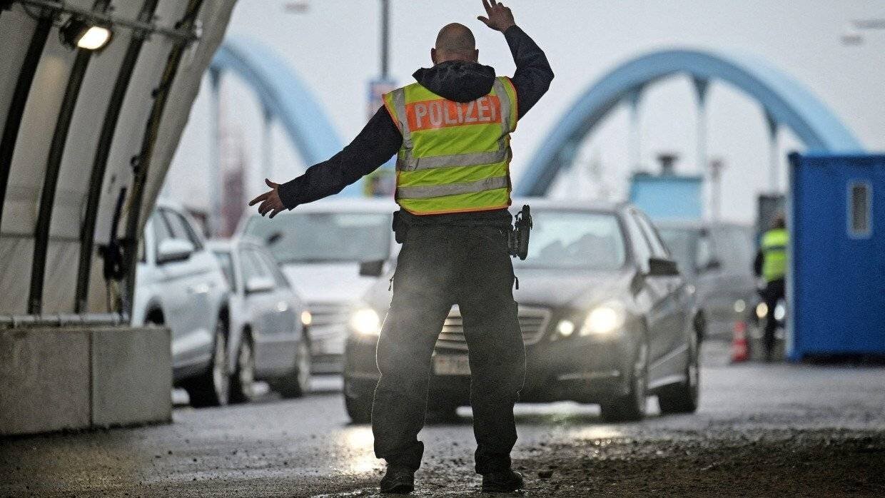 Un policier à la ville pont de Francfort-sur-l'Oder