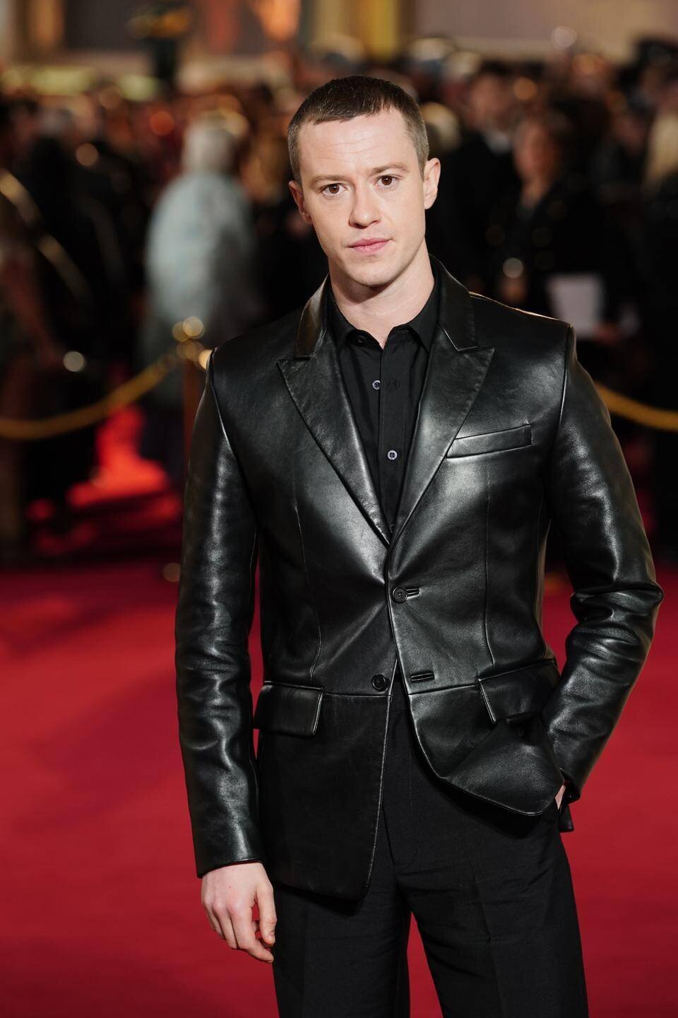 Joseph Quinn en tant que George Harrison