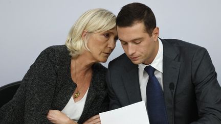 Marine Le Pen et Jordan Bardella, le 14 septembre 2024 à l'Assemblée nationale, lors d'une réunion du groupe Rassemblement national. (LUDOVIC MARIN / AFP)