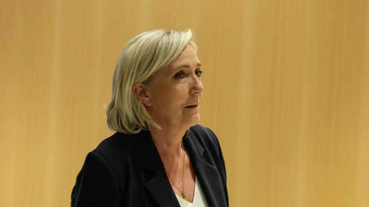 Marine Le Pen lors de son arrivée au tribunal correctionnel de Paris lundi 30 octobre dans le cadre du procès des assistants parlementaires du RN.