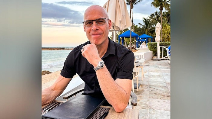 David Bennett sur une terrasse près de la plage en République dominicaine.