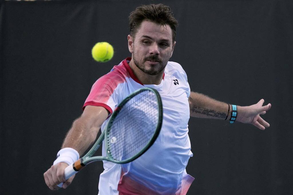 Stan Wawrinka exécute un revers lors de son match contre Lorenzo Sonego.