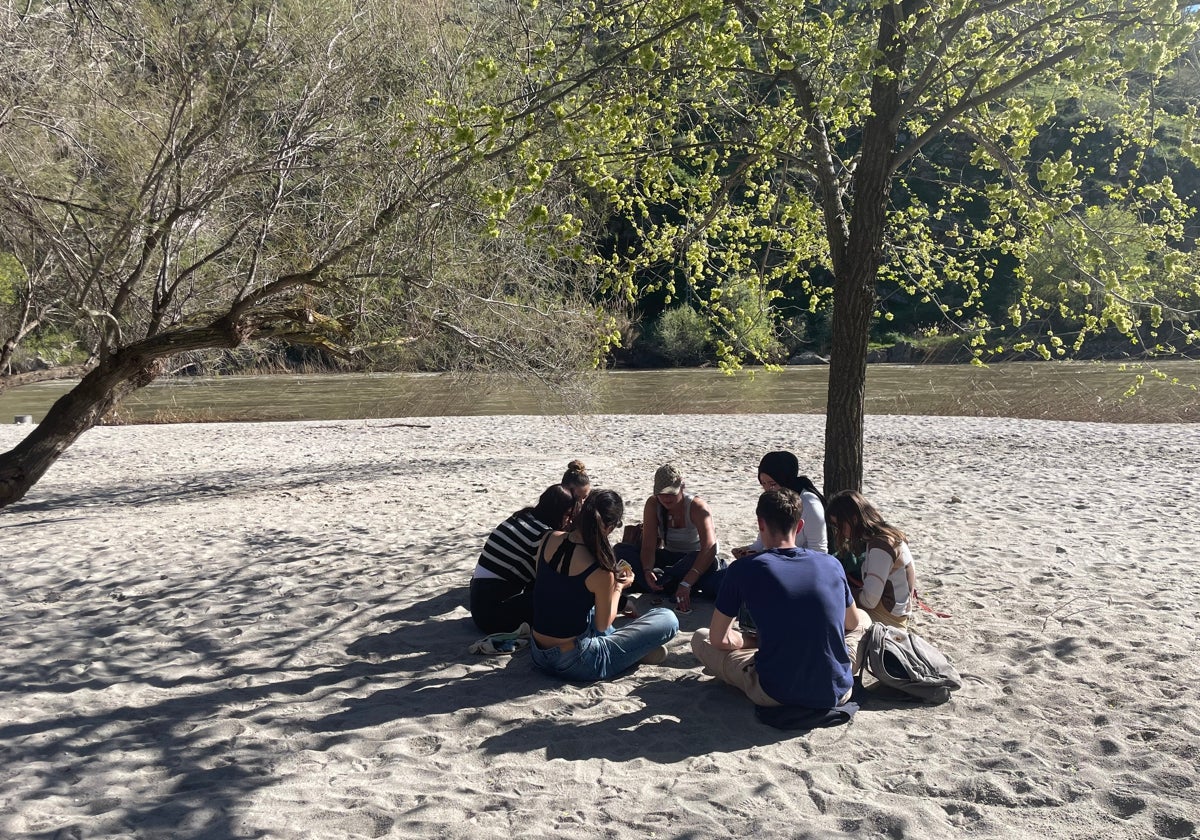 Un groupe de amis sur la nouvelle plage de sable blanc du Tajo