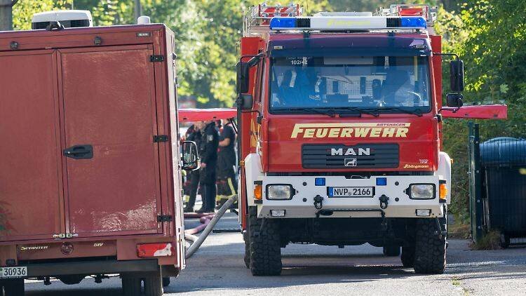 Feuerwehr und Rettungswagen sind am Tatort im Einsatz.