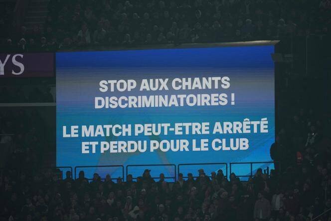 Message sur un écran géant lors du match Paris-Marseille, au Parc des Princes, à Paris, le 16 mars 2025.