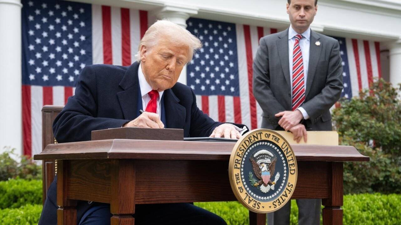Le président américain Donald Trump signe un décret sur les droits de douane réciproques dans la roseraie de la Maison Blanche à Washington, mercredi 2 avril 2025.
