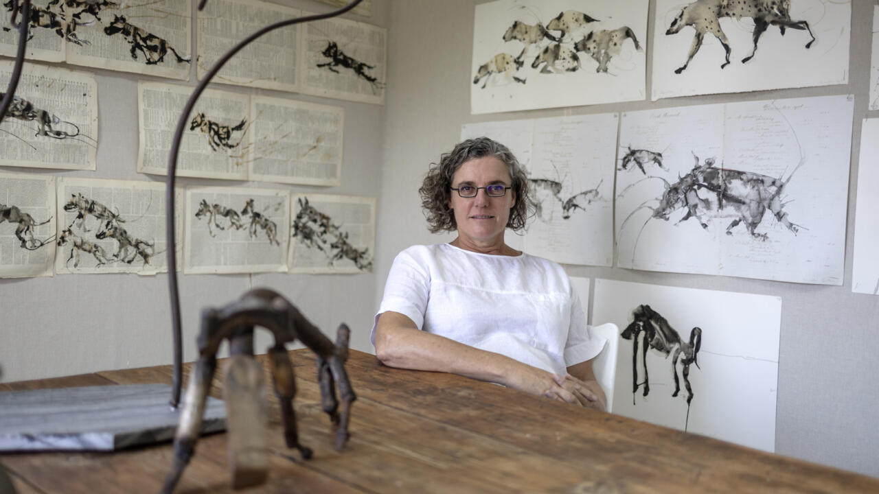 Hannelie Coetzee dans son atelier de Johannesburg, le 26 mars 2025 en Afrique du Sud