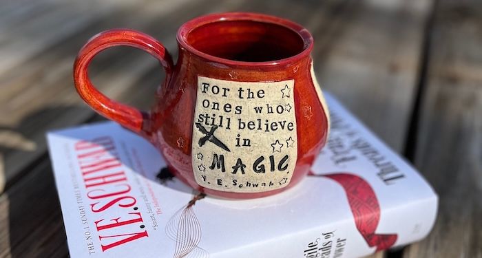 Mug avec citation de VE Schwab