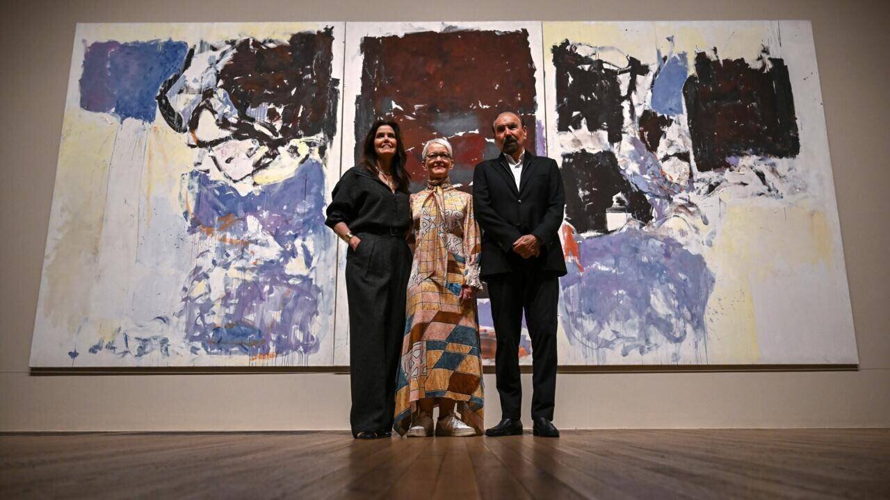 Maria Balshaw, Jorge M. Pérez, et Darlene Pérez devant 'Iva' de Joan Mitchell