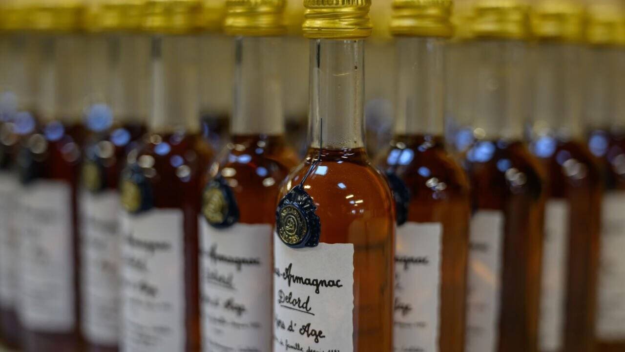 Des bouteilles d'armagnac à la distillerie Delord à Lannepax, le 20 mars 2025 dans le Gers