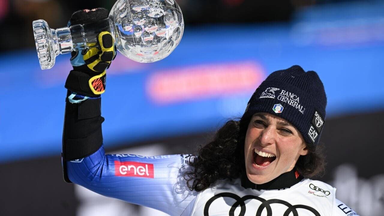 L'Italienne Federica Brignone avec le globe de N.1 mondiale après son victoire au classement général de la Coupe du monde de ski alpin le 25 mars 2025 à Sun Valley, aux Etats-Unis