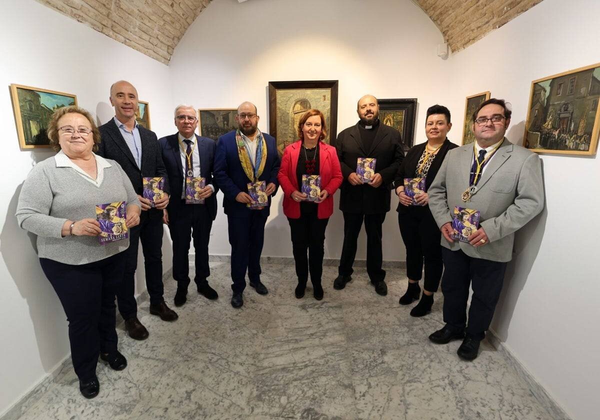 Cedillo et Arribas avec des membres de la Cofradía de la Pasión, Muerte et Résurrection du Seigneur