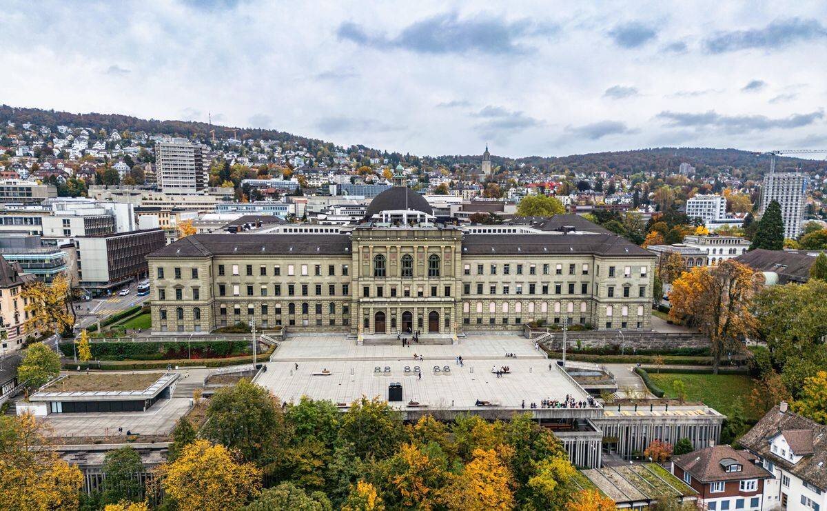 Vogelperspektive auf das Hauptgebäude der ETH Zürich am 19. Oktober 2024; Foto von Andreas Haas, umgeben von herbstlicher Landschaft.