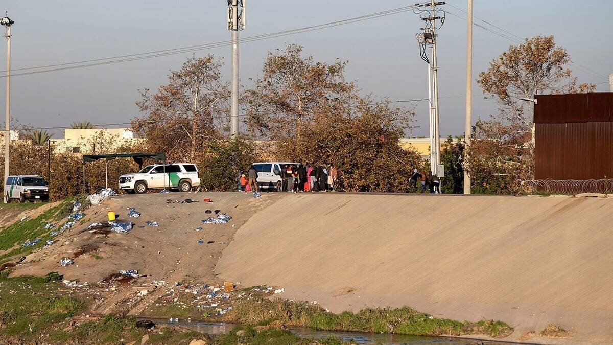 Migrants près de la rivière Tijuana