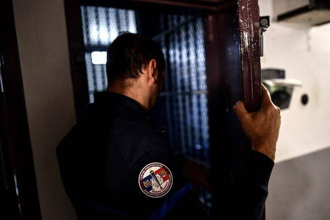 Un gardien de prison entre dans une cellule du quartier disciplinaire de la prison de Bordeaux-Gradignan, à Gradignan (Gironde), en décembre 2023.