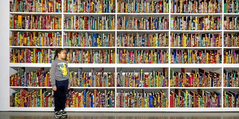 Lily Ruva Tang admirant l'œuvre de Yinka Shonibare