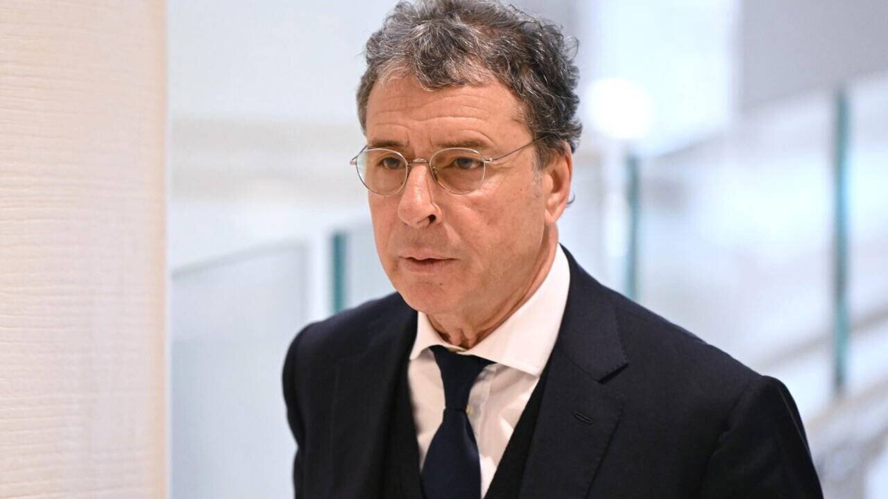 Alexandre Djouhri arrive au tribunal correctionnel de Paris