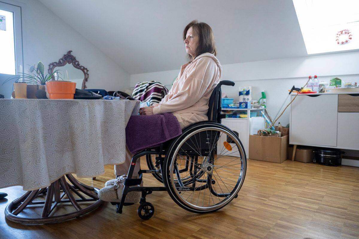 Katia Ayer dans une salle lumineuse.