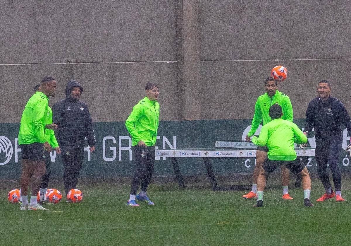 Les joueurs du Betis s'exercent sous la pluie