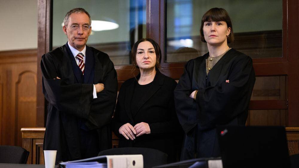 Dilek Kalayci avec son avocat avant le procès. La politicienne du SPD a été condamnée pour corruption.