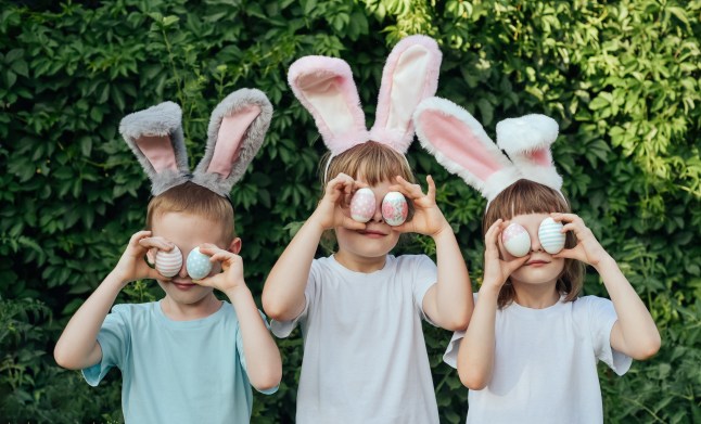 Enfants cherchant des œufs de Pâques