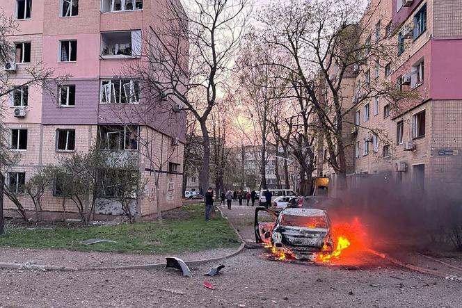 Une voiture en feu à Kryvy Rih après une frappe russe.