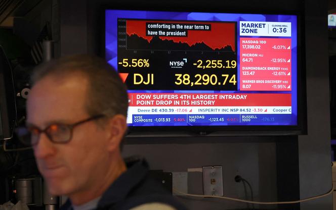 Un écran retransmet une courbe représentant la chute du Dow Jones à la Bourse de New York, le 4 avril 2025.
