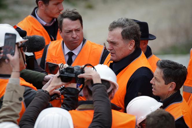 Le ministre des transports, Philippe Tabarot, lors d’une conférence de presse après sa visite du chantier de l’A69 à Castres (Tarn), le 4 avril 2025.