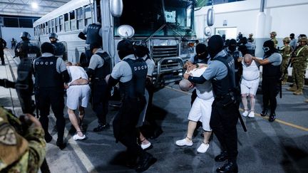 Des personnes soupçonnées par l'administration Trump d'appartenir à des gangs et de résider illégalement aux Etats-Unis sont conduites dans une prison du Salvador, en Amérique centrale, le 31 mars 2025.