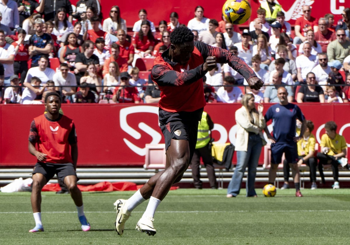 Akor Adams lors d'un entraînement ouvert du Séville