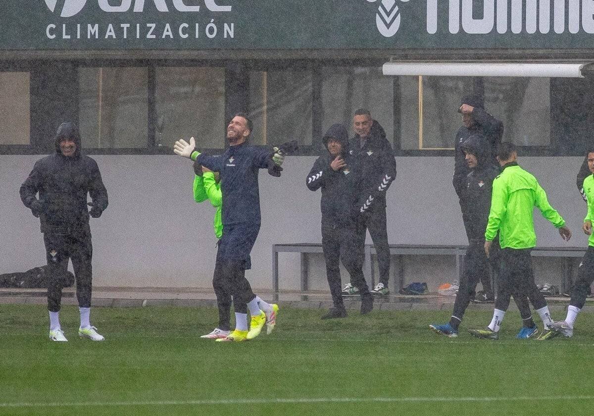 Adrián ouvre les bras recevant la pluie avant l'entraînement du Betis